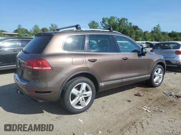 ✅ 2013 Volkswagen Touareg Lux • VIN: WVGEF9BP6DD013932 • Lot: 62047945. Listed on Copart with 127,821 mi. Free auction sales archive from the USA and detailed vehicle history report at DreamBid. Image 3.