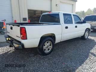 2005 Chevrolet Silverado 1500 LS z VIN 2GCEC13T951289657, wystawiony jako IAAI lot #43475000 z przebiegiem 236 822 mil mil oraz . Historia ofert i sprzedaży dostępna na DreamBid. Obrazek 4.