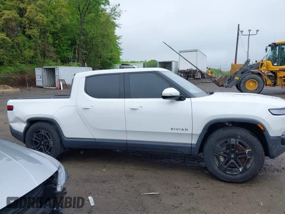 ✅ 2023 Rivian R1T Adventure • VIN: 7FCTGBAA2PN029809 • Lot: 42243082. Wystawiony na IAAI z przebiegiem 35 825 mil. Bezpłatny archiwum sprzedaży aukcyjnych z USA i szczegółowy raport historii pojazdu na DreamBid. Zdjęcie 13.