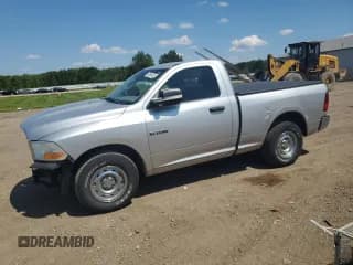✅ 2010 Dodge 1500 ST • VIN: 3D7JB1EK2AG129195 • Lot: 62995435. Wystawiony na Copart z przebiegiem 85 681 mil. Bezpłatny archiwum sprzedaży aukcyjnych z USA i szczegółowy raport historii pojazdu na DreamBid. Zdjęcie 1.