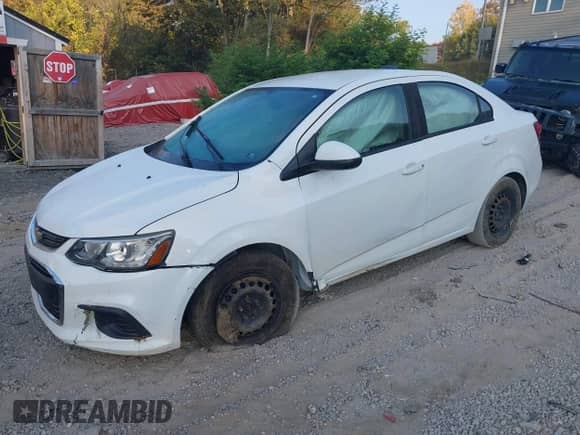 2018 Chevrolet Sonic LS z VIN 1G1JB5SG8J4110013, wystawiony jako IAAI lot #43258372 z przebiegiem 113 488 mil mil oraz . Historia ofert i sprzedaży dostępna na DreamBid. Obrazek 17.