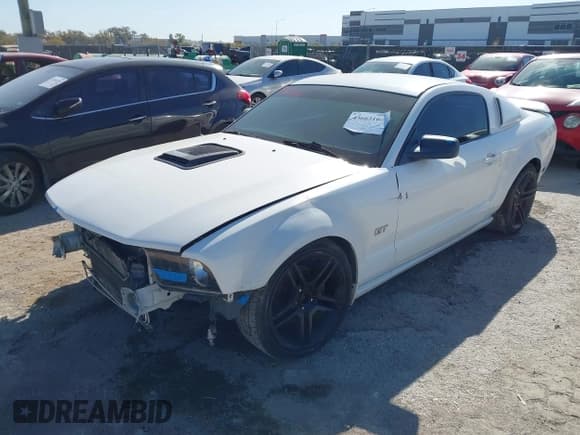✅ 2005 Ford Mustang GT Deluxe • VIN: 1ZVFT82H755246621 • Lot: 43663164. Wystawiony na IAAI z przebiegiem 219 369 mil. Bezpłatny archiwum sprzedaży aukcyjnych z USA i szczegółowy raport historii pojazdu na DreamBid. Zdjęcie 2.