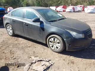 2015 Chevrolet Cruze LS z VIN 1G1PA5SH1F7122953, wystawiony jako IAAI lot #43505088 z przebiegiem 51 475 mil mil oraz . Historia ofert i sprzedaży dostępna na DreamBid. Obrazek 1.