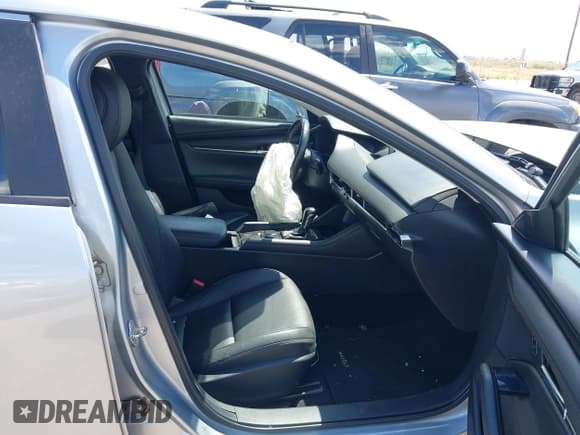 ✅ 2019 Mazda 3 Select • VIN: 3MZBPAAL8KM110570 • Lot: 43050729. Listed on IAAI with 68,653 mi. Free auction sales archive from the USA and detailed vehicle history report at DreamBid. Image 5.