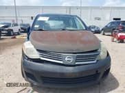 ✅ 2008 Nissan Versa S • VIN: 3N1BC13E28L408496 • Lot: 42748599. Wystawiony na IAAI z przebiegiem 129 230 mil. Bezpłatny archiwum sprzedaży aukcyjnych z USA i szczegółowy raport historii pojazdu na DreamBid. Zdjęcie 12.