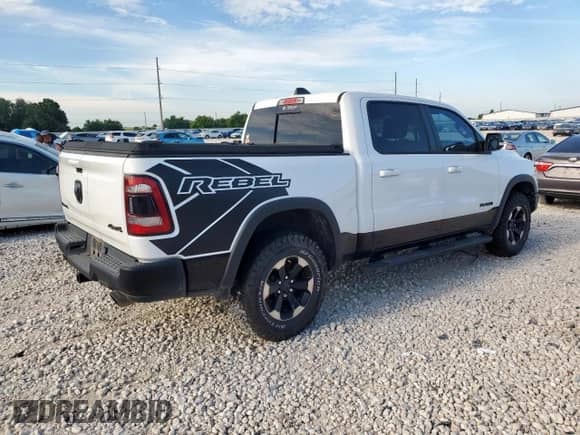 2020 Ram 1500 Rebel z VIN 1C6SRFLM1LN231228, wystawiony jako Copart lot #58342265 z przebiegiem 133 097 mil mil oraz Czysty tytuł • Clean title. Historia ofert i sprzedaży dostępna na DreamBid. Obrazek 3.