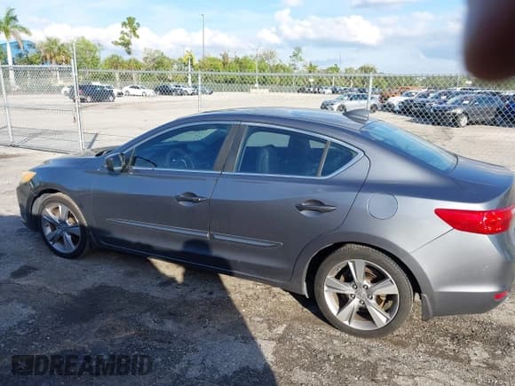 ✅ 2013 Acura ILX Premium • VIN: 19VDE1F56DE005981 • Lot: 43914026. Listed on IAAI with 123,406 mi. Free auction sales archive from the USA and detailed vehicle history report at DreamBid. Image 14.