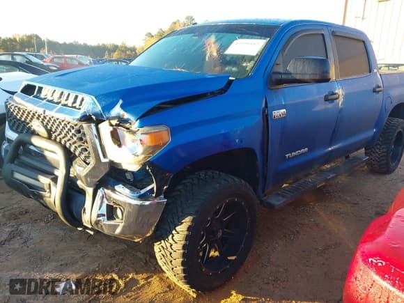 ✅ 2018 Toyota Tundra SR5 • VIN: 5TFDW5F16JX749827 • Lot: 43590103. Wystawiony na IAAI z przebiegiem 75 770 mil. Bezpłatny archiwum sprzedaży aukcyjnych z USA i szczegółowy raport historii pojazdu na DreamBid. Zdjęcie 2.