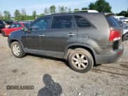 ✅ 2013 Kia Sorento EX • VIN: 5XYKUDA64DG401686 • Лот: 62184205. Опубликован ранее на Copart с пробегом Не указан. Бесплатный доступ к архиву аукционных продаж из США и подробный отчёт об истории автомобиля на DreamBid. Изображение 2.