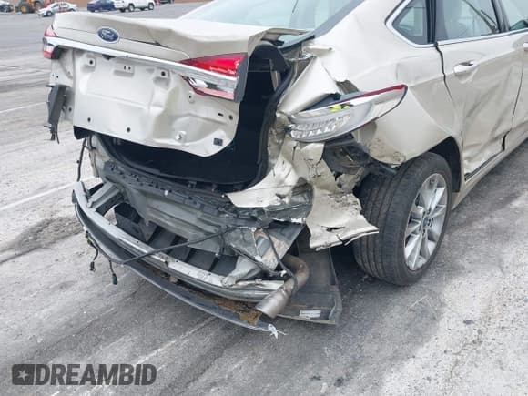 ✅ 2018 Ford Fusion SE • VIN: 3FA6P0PU7JR176906 • Lot: 42420018. Wystawiony na IAAI z przebiegiem 111 647 mil. Bezpłatny archiwum sprzedaży aukcyjnych z USA i szczegółowy raport historii pojazdu na DreamBid. Zdjęcie 18.