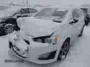 ✅ 2013 Chevrolet Sonic RS • VIN: 1G1JG6SB8D4178652 • Lot: 41279241. Wystawiony na IAAI z przebiegiem 116 879 mil mil. Skorzystaj z bezpłatnego archiwum sprzedaży aukcyjnych z USA i zobacz szczegółowy raport historii pojazdu na DreamBid. Zdjęcie 2.