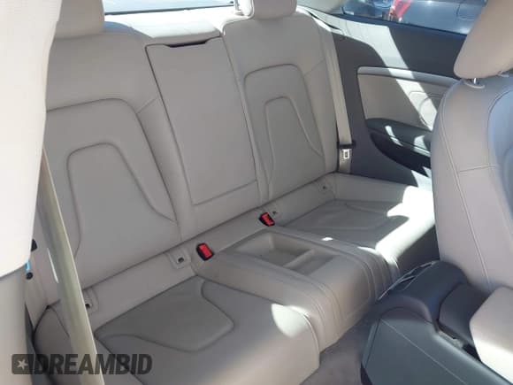 ✅ 2011 Audi A5 Premium Plus • VIN: WAULFAFR7BA044904 • Lot: 43503438. Wystawiony na IAAI z przebiegiem 124 943 mil. Bezpłatny archiwum sprzedaży aukcyjnych z USA i szczegółowy raport historii pojazdu na DreamBid. Zdjęcie 8.