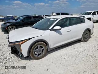 ✅ 2025 Kia K4 LXS • VIN: 3KPFT4DE5SE191682 • Lot: 85179705. Wystawiony na Copart z przebiegiem 1 439 mil. Bezpłatny archiwum sprzedaży aukcyjnych z USA i szczegółowy raport historii pojazdu na DreamBid. Zdjęcie 1.