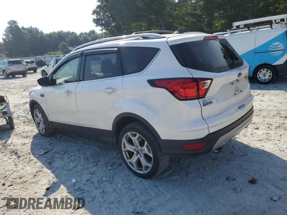 ✅ 2019 Ford Escape Titanium • VIN: 1FMCU0J92KUA87647 • Lot: 63764995. Wystawiony na Copart z przebiegiem 95 682 mil. Bezpłatny archiwum sprzedaży aukcyjnych z USA i szczegółowy raport historii pojazdu na DreamBid. Zdjęcie 2.