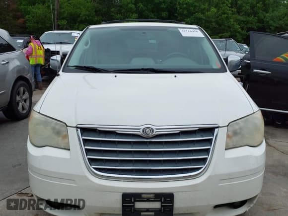 ✅ 2010 Chrysler Town & Country Touring • VIN: 2A4RR5D14AR133746 • Lot: 42116450. Listed on IAAI with 221,775 mi. Free auction sales archive from the USA and detailed vehicle history report at DreamBid. Image 6.