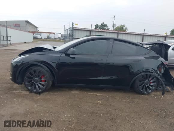 ✅ 2023 Tesla Model Y Performance • VIN: 7SAYGDEF6PF663915 • Lot: 43428082. Wystawiony na IAAI z przebiegiem 30 812 mil. Bezpłatny archiwum sprzedaży aukcyjnych z USA i szczegółowy raport historii pojazdu na DreamBid. Zdjęcie 14.