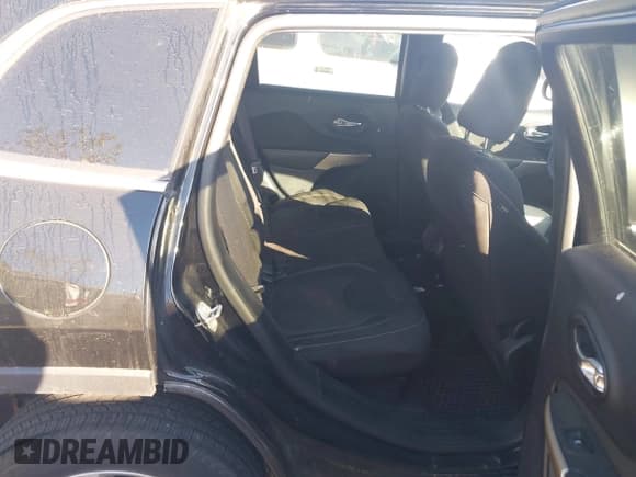 ✅ 2017 Jeep Cherokee Latitude • VIN: 1C4PJMCB4HW635733 • Lot: 43394464. Listed on IAAI with 205,920 mi. Free auction sales archive from the USA and detailed vehicle history report at DreamBid. Image 7.