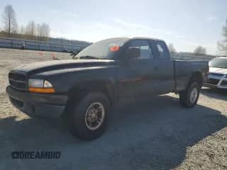1998 Dodge Dakota SLT z VIN 1B7GG22Y6WS535551, wystawiony jako Copart lot #51713355 z przebiegiem Nie podano mil oraz Czysty tytuł • Clean title. Historia ofert i sprzedaży dostępna na DreamBid. Obrazek 1.