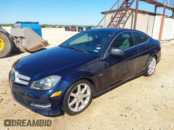 ✅ 2012 Mercedes-Benz C 250 • VIN: WDDGJ4HB5CF751658 • Лот: 42079446. Опубликован ранее на IAAI с пробегом 135 199 миль. Бесплатный доступ к архиву аукционных продаж из США и подробный отчёт об истории автомобиля на DreamBid. Изображение 2.