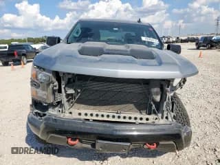 ✅ 2023 Chevrolet Silverado 1500 Custom Trail Boss • VIN: 3GCUDCED8PG338531 • Lot: 82054715. Wystawiony na Copart z przebiegiem 82 755 mil. Bezpłatny archiwum sprzedaży aukcyjnych z USA i szczegółowy raport historii pojazdu na DreamBid. Zdjęcie 5.