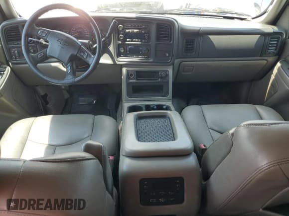 ✅ 2005 Chevrolet Suburban LT • VIN: 3GNEC16Z15G280353 • Lot: 53974785. Wystawiony na Copart z przebiegiem 389 849 mil. Bezpłatny archiwum sprzedaży aukcyjnych z USA i szczegółowy raport historii pojazdu na DreamBid. Zdjęcie 8.