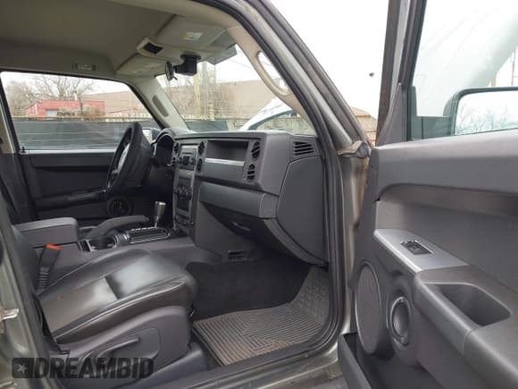 ✅ 2008 Jeep Commander Sport • VIN: 1J8HG48K98C135234 • Lot: 41920183. Listed on IAAI with 247,452 mi. Free auction sales archive from the USA and detailed vehicle history report at DreamBid. Image 5.