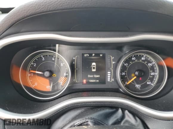 ✅ 2015 Jeep Cherokee Latitude • VIN: 1C4PJLCB9FW628011 • Лот: 90228485. Опубликован ранее на Copart с пробегом 133 241 миль. Бесплатный доступ к архиву аукционных продаж из США и подробный отчёт об истории автомобиля на DreamBid. Изображение 9.