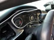 ✅ 2015 Dodge Challenger SRT 392 • VIN: 2C3CDZDJ5FH901530 • Lot: 41558124. Wystawiony na Copart z przebiegiem Nie podano. Bezpłatny archiwum sprzedaży aukcyjnych z USA i szczegółowy raport historii pojazdu na DreamBid. Zdjęcie 9.