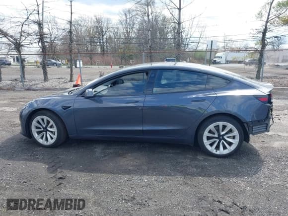 ✅ 2022 Tesla Model 3 Long Range • VIN: 5YJ3E1EB2NF203477 • Lot: 42037932. Wystawiony na IAAI z przebiegiem 56 509 mil. Bezpłatny archiwum sprzedaży aukcyjnych z USA i szczegółowy raport historii pojazdu na DreamBid. Zdjęcie 14.