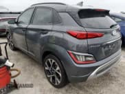 ✅ 2023 Hyundai Kona Limited • VIN: KM8K53A38PU988728 • Лот: 75101634. Опубликован ранее на Copart с пробегом 21 559 миль. Бесплатный доступ к архиву аукционных продаж из США и подробный отчёт об истории автомобиля на DreamBid. Изображение 2.