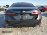 ✅ 2025 BMW 5 Series 530i • VIN: WBA43FJ00SCT65335 • Lot: 69997515. Wystawiony na Copart z przebiegiem 17 990 mil. Bezpłatny archiwum sprzedaży aukcyjnych z USA i szczegółowy raport historii pojazdu na DreamBid. Zdjęcie 6.