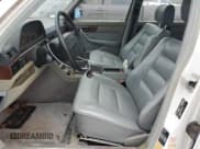 ✅ 1989 Mercedes-Benz 560 • VIN: WDBCA39E0KA469417 • Лот: 43929215. Опубликован ранее на Copart с пробегом 52 559 миль. Бесплатный доступ к архиву аукционных продаж из США и подробный отчёт об истории автомобиля на DreamBid. Изображение 7.