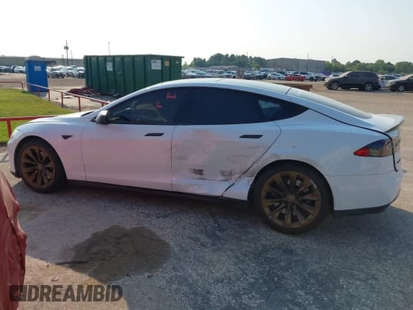 ✅ 2015 Tesla Model S 85D • VIN: 5YJSA1S22FF082785 • Lot: 43241427. Wystawiony na IAAI z przebiegiem 98 498 mil. Bezpłatny archiwum sprzedaży aukcyjnych z USA i szczegółowy raport historii pojazdu na DreamBid. Zdjęcie 14.