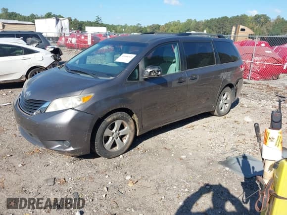 ✅ 2013 Toyota Sienna LE • VIN: 5TDKK3DCXDS368214 • Lot: 43356515. Wystawiony na IAAI z przebiegiem 97 143 mil. Bezpłatny archiwum sprzedaży aukcyjnych z USA i szczegółowy raport historii pojazdu na DreamBid. Zdjęcie 17.