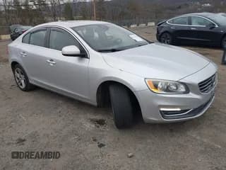 ✅ 2015 Volvo S60 T5 Premier • VIN: YV1612TK0F1333084 • Lot: 43765653. Wystawiony na IAAI z przebiegiem 145 011 mil. Bezpłatny archiwum sprzedaży aukcyjnych z USA i szczegółowy raport historii pojazdu na DreamBid. Zdjęcie 1.