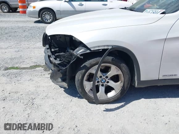 ✅ 2015 BMW X1 sDrive28i • VIN: WBAVM1C54FV316503 • Lot: 43104562. Wystawiony na IAAI z przebiegiem 126 019 mil. Bezpłatny archiwum sprzedaży aukcyjnych z USA i szczegółowy raport historii pojazdu na DreamBid. Zdjęcie 13.