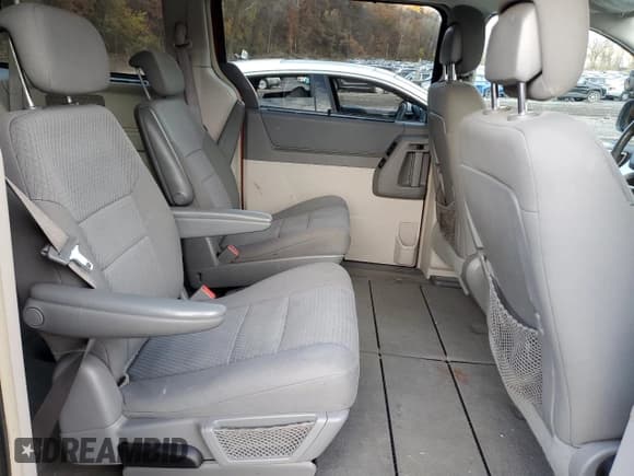 ✅ 2010 Chrysler Town & Country Touring • VIN: 2A4RR5D14AR415644 • Lot: 92122215. Listed on Copart with 201,227 mi. Free auction sales archive from the USA and detailed vehicle history report at DreamBid. Image 11.