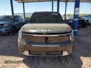 ✅ 2024 Kia EV9 Land • VIN: KNDADFS5XR6038334 • Lot: 67543405. Wystawiony na Copart z przebiegiem 5 703 mil. Bezpłatny archiwum sprzedaży aukcyjnych z USA i szczegółowy raport historii pojazdu na DreamBid. Zdjęcie 5.