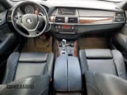 ✅ 2013 BMW X5 xDrive50i • VIN: 5UXZV8C55DL426753 • Lot: 61304835. Wystawiony na Copart z przebiegiem 107 672 mil. Bezpłatny archiwum sprzedaży aukcyjnych z USA i szczegółowy raport historii pojazdu na DreamBid. Zdjęcie 8.