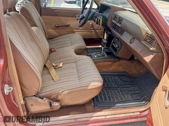 ✅ 1985 Toyota Pickup Deluxe • VIN: JT4RN56D9F5042940 • Lot: 62012505. Wystawiony na Copart z przebiegiem 178 298 mil. Bezpłatny archiwum sprzedaży aukcyjnych z USA i szczegółowy raport historii pojazdu na DreamBid. Zdjęcie 5.