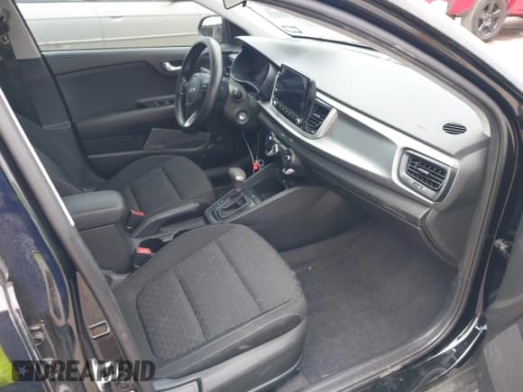 ✅ 2023 Kia Rio S • VIN: 3KPA24AD9PE620905 • Lot: 42748684. Wystawiony na IAAI z przebiegiem 21 472 mil. Bezpłatny archiwum sprzedaży aukcyjnych z USA i szczegółowy raport historii pojazdu na DreamBid. Zdjęcie 5.