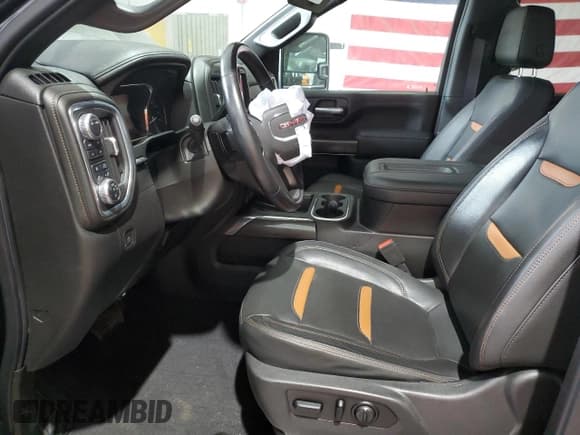 ✅ 2021 GMC Sierra 2500HD AT4 • VIN: 1GT49PEY2MF208110 • Lot: 66681535. Wystawiony na Copart z przebiegiem 48 354 mil. Bezpłatny archiwum sprzedaży aukcyjnych z USA i szczegółowy raport historii pojazdu na DreamBid. Zdjęcie 7.