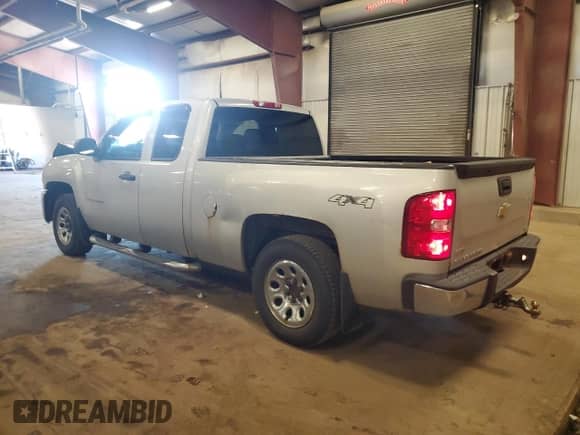 2010 Chevrolet Silverado 1500 LS z VIN 1GCSKREA5AZ228548, wystawiony jako Copart lot #69268985 z przebiegiem 158 018 mil mil oraz Czysty tytuł • Clean title. Historia ofert i sprzedaży dostępna na DreamBid. Obrazek 2.