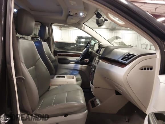 ✅ 2012 Volkswagen Routan • VIN: 2C4RVADG4CR164917 • Лот: 42652913. Опубликован ранее на IAAI с пробегом 175 726 миль. Бесплатный доступ к архиву аукционных продаж из США и подробный отчёт об истории автомобиля на DreamBid. Изображение 5.