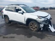 ✅ 2023 Toyota RAV4 Hybrid Woodland • VIN: 2T3UWRFV6PW176631 • Лот: 43623832. Опубликован ранее на IAAI с пробегом 26 041 миль. Бесплатный доступ к архиву аукционных продаж из США и подробный отчёт об истории автомобиля на DreamBid. Изображение 1.