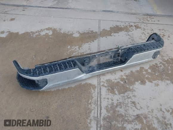 2020 Chevrolet Silverado 1500 LT с VIN 1GCRYDEDXLZ241406, выставлен на аукционе IAAI как лот 43300240 с пробегом 83 939 миль миль и . История ставок и продаж доступна на DreamBid. Изображение 12.