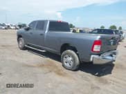 ✅ 2022 Ram 2500 Tradesman • VIN: 3C6UR5HJ2NG111757 • Lot: 41537105. Wystawiony na IAAI z przebiegiem 64 589 mil. Bezpłatny archiwum sprzedaży aukcyjnych z USA i szczegółowy raport historii pojazdu na DreamBid. Zdjęcie 3.