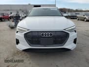✅ 2021 Audi e-tron Premium Plus • VIN: WA1LAAGE9MB021659 • Lot: 92053225. Wystawiony na Copart z przebiegiem 18 792 mil. Bezpłatny archiwum sprzedaży aukcyjnych z USA i szczegółowy raport historii pojazdu na DreamBid. Zdjęcie 5.