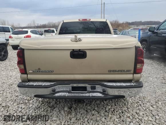 2004 Chevrolet Silverado 1500 LS z VIN 1GCEC14V94Z186793, wystawiony jako Copart lot #83448234 z przebiegiem 176 573 mil mil oraz Czysty tytuł • Clean title. Historia ofert i sprzedaży dostępna na DreamBid. Obrazek 6.