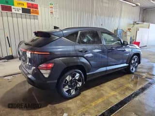 ✅ 2024 Hyundai Kona SEL • VIN: KM8HB3AB1RU098620 • Лот: 87390275. Опубликован ранее на Copart с пробегом 2 294 миль. Бесплатный доступ к архиву аукционных продаж из США и подробный отчёт об истории автомобиля на DreamBid. Изображение 3.
